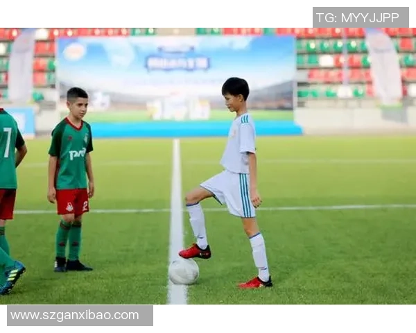 足球明星帅气瞬间捕捉，炫酷动作展现球场英姿，激发无限激情与梦想